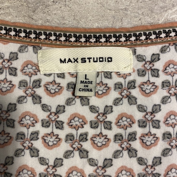 Max Studio Women’s Large quarter sleeve button v neck blouse with front knot - Picture 8 of 10